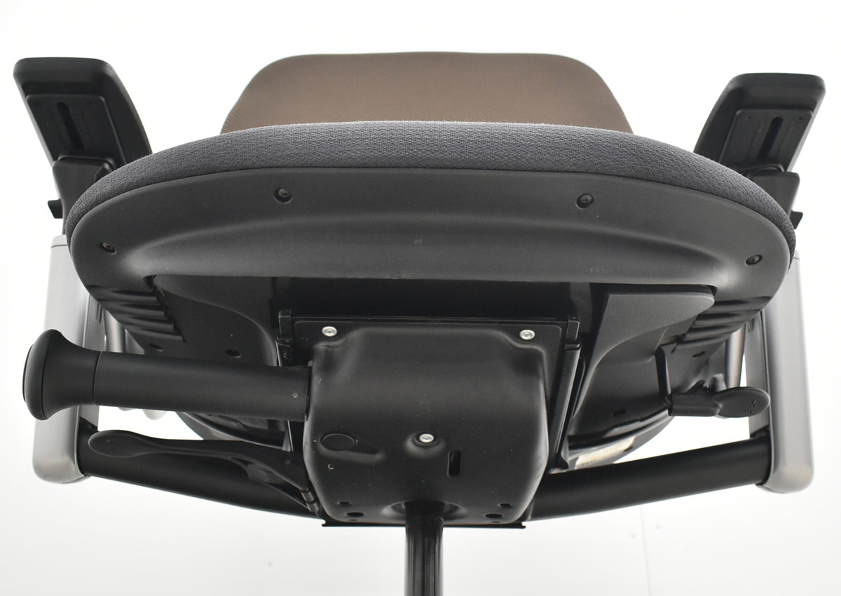 【中古】スチールケース　リープ Ｖ２　3Dニット プラチナフレーム　USモデル　ランバーサポート　可動肘（新型肘パット）USモデル　2021080401【中古オフィス家具】