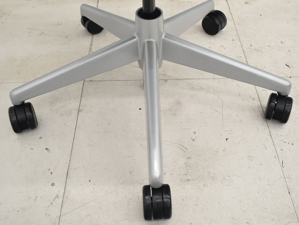 【中古】スチールケース　リープ Ｖ２　3Dニット プラチナフレーム　USモデル　ランバーサポート　可動肘（新型肘パット）USモデル　2021080401【中古オフィス家具】