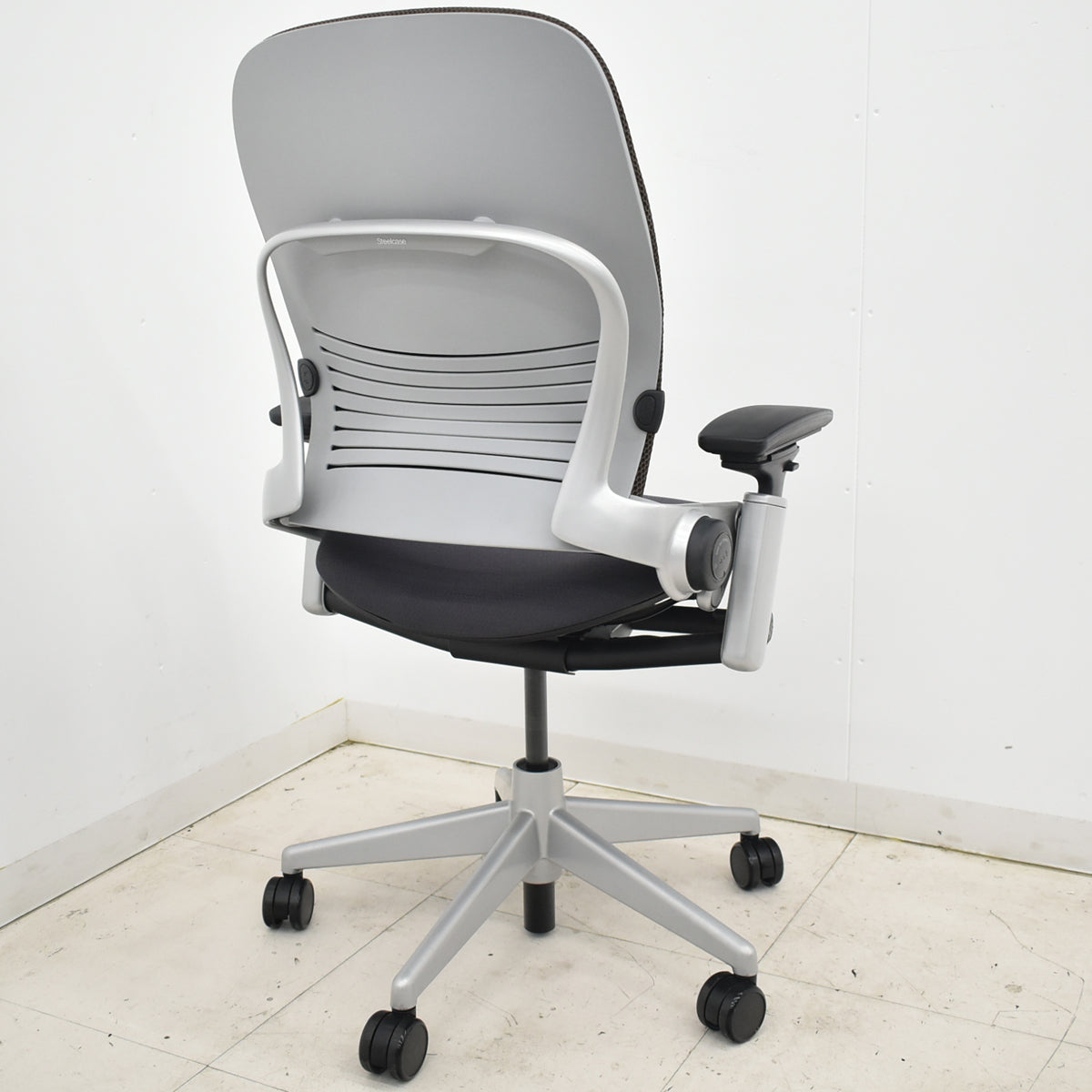 【中古】スチールケース　リープ Ｖ２　3Dニット プラチナフレーム　USモデル　ランバーサポート　可動肘（新型肘パット）USモデル　2021080401【中古オフィス家具】