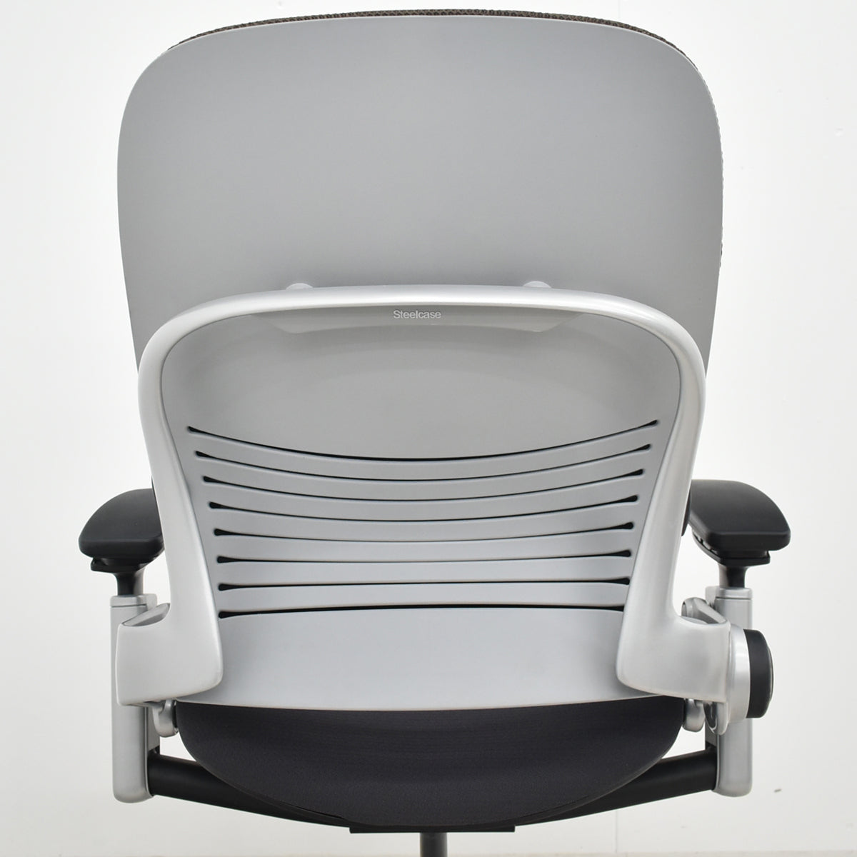 【中古】スチールケース　リープ Ｖ２　3Dニット プラチナフレーム　USモデル　ランバーサポート　可動肘（新型肘パット）USモデル　2021080401【中古オフィス家具】