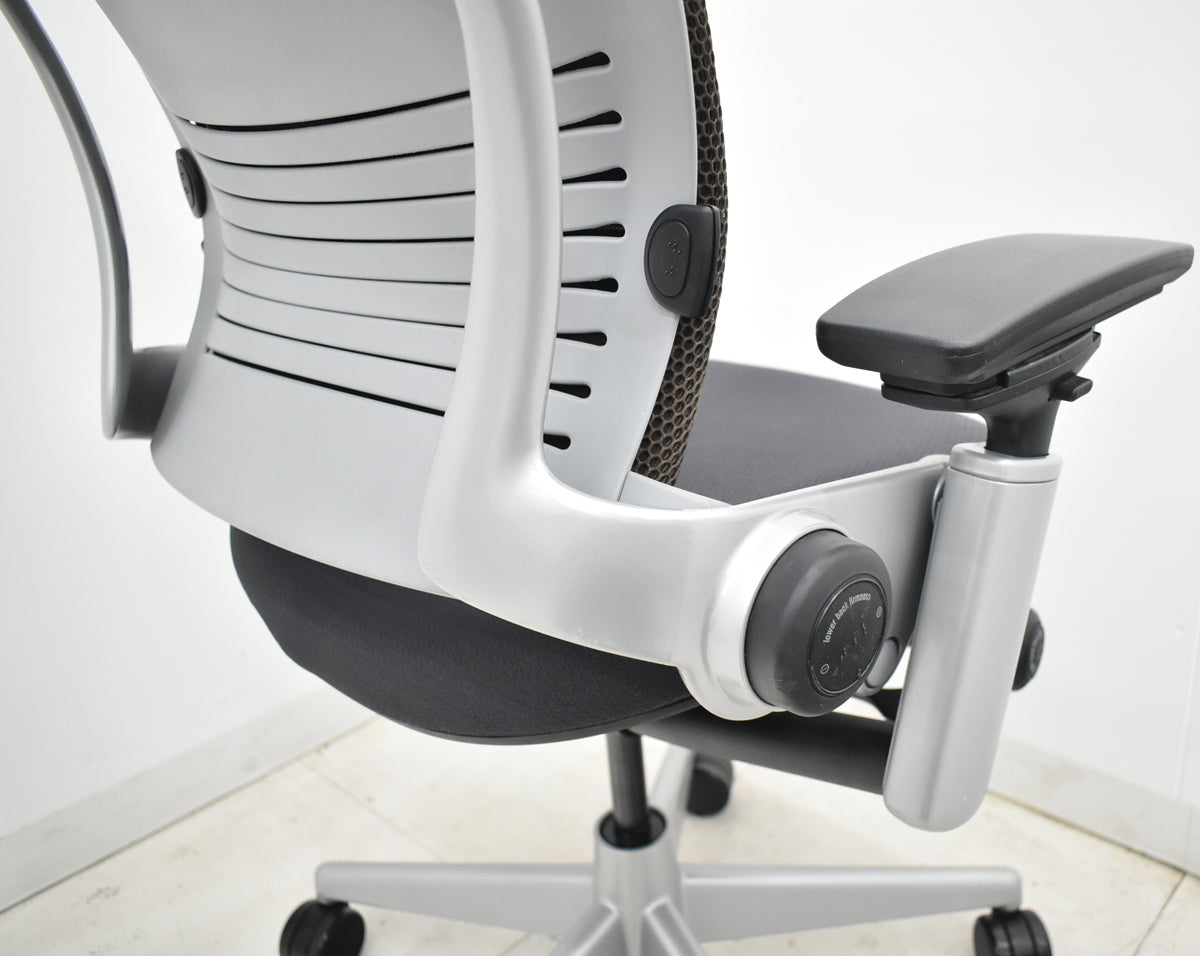 【中古】スチールケース　リープ Ｖ２　3Dニット プラチナフレーム　USモデル　ランバーサポート　可動肘（新型肘パット）USモデル　2021080401【中古オフィス家具】