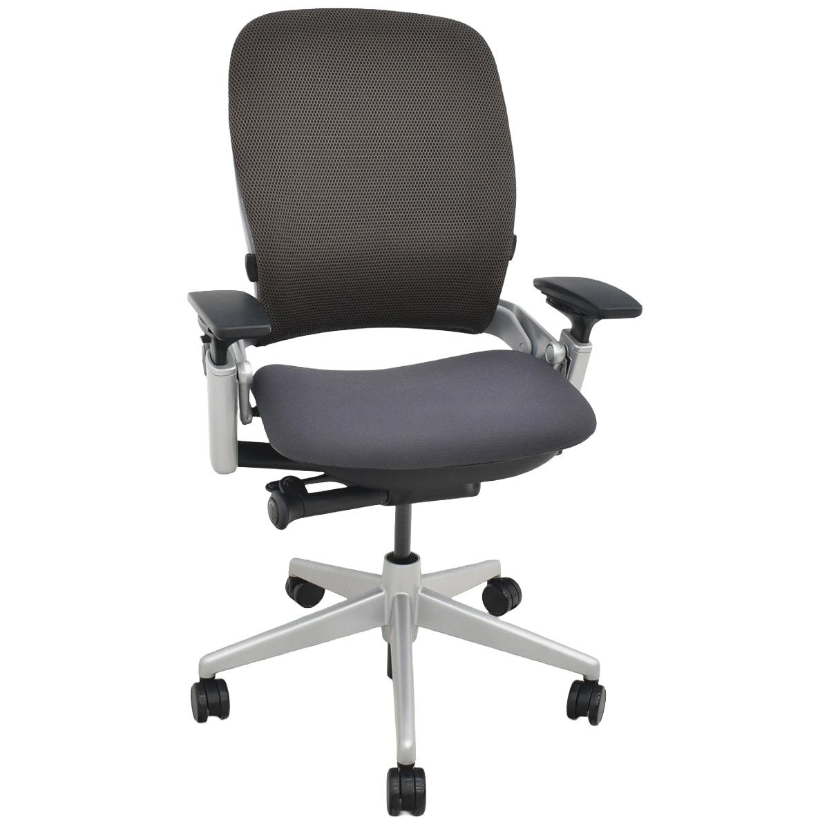 【中古】スチールケース　リープ Ｖ２　3Dニット プラチナフレーム　USモデル　ランバーサポート　可動肘（新型肘パット）USモデル　2021080401【中古オフィス家具】