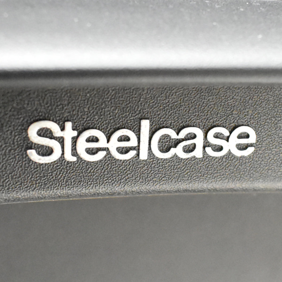 【中古】スチールケース　リープＶ２　可動肘　ランバーサポート　レッド　2025102703【中古オフィス家具】