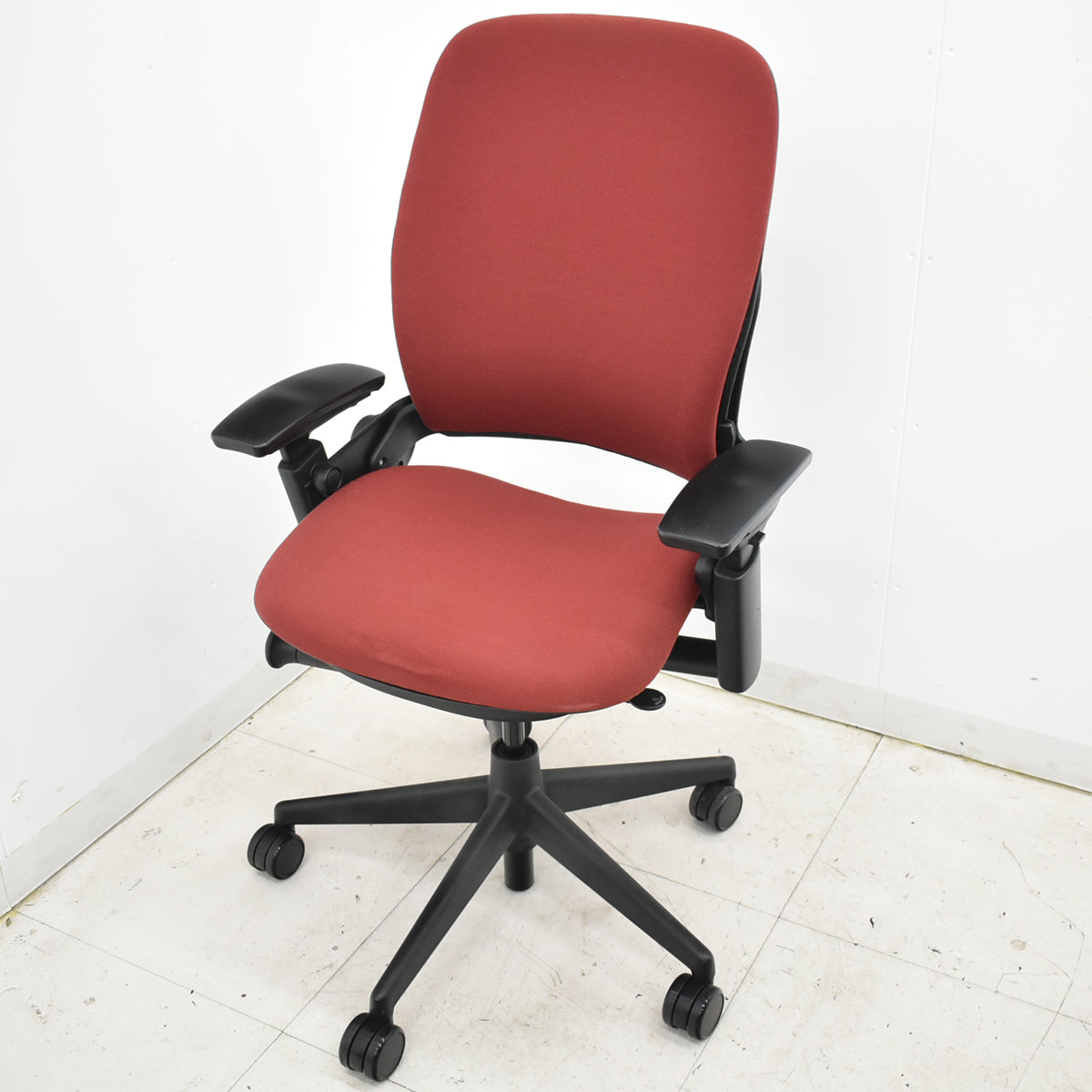 【中古】スチールケース　リープＶ２　可動肘　ランバーサポート　レッド　2025102703【中古オフィス家具】