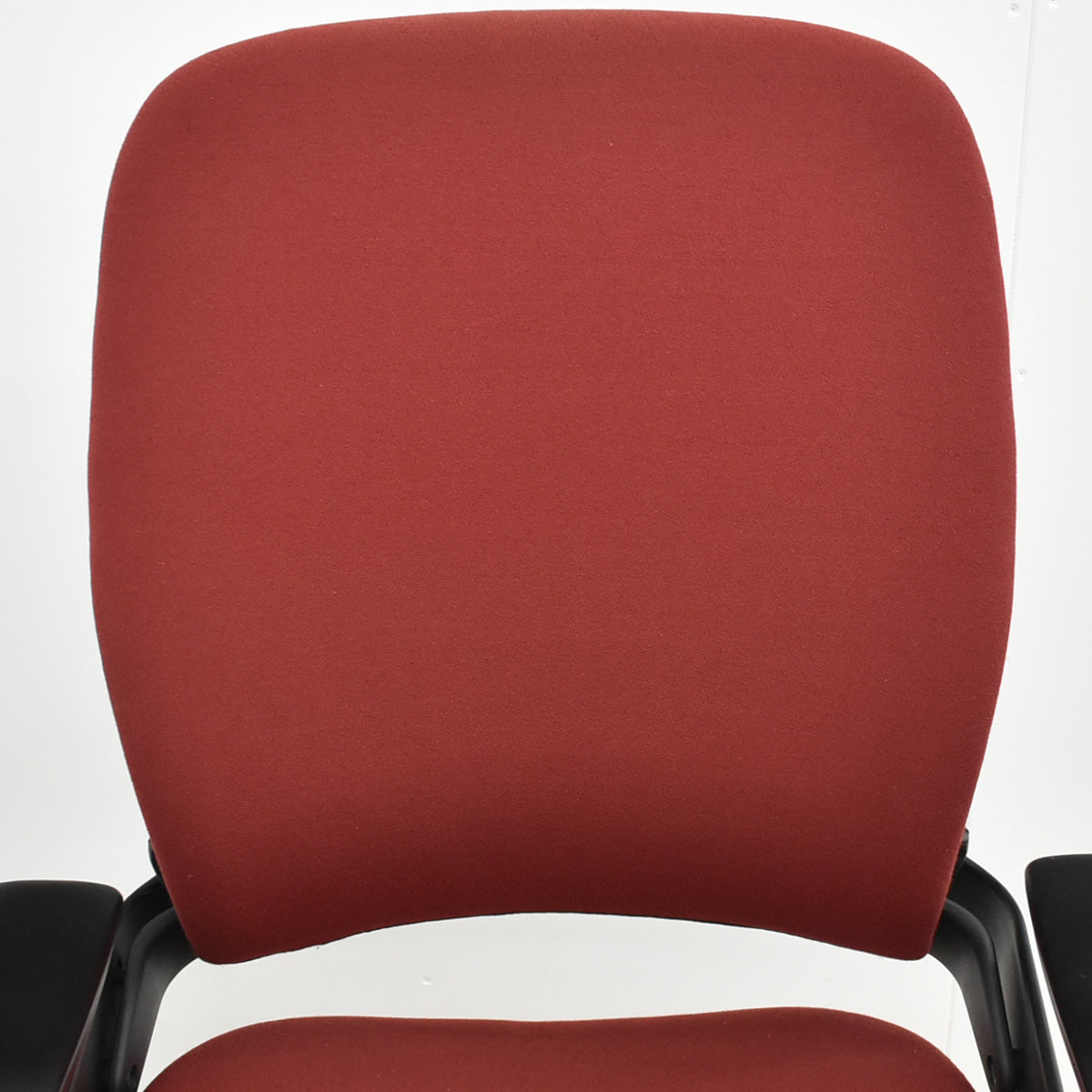 【中古】スチールケース　リープＶ２　可動肘　ランバーサポート　レッド　2025102703【中古オフィス家具】