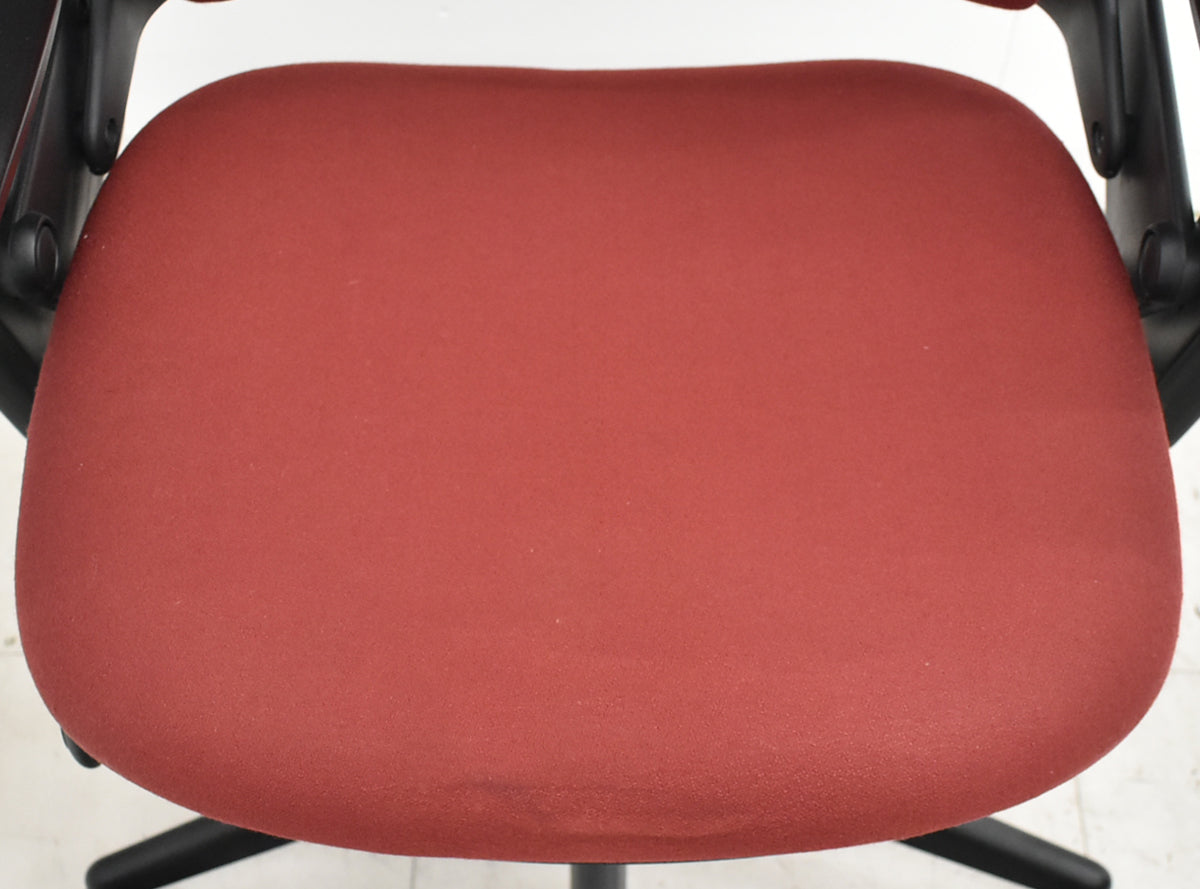 【中古】スチールケース　リープＶ２　可動肘　ランバーサポート　レッド　2025102703【中古オフィス家具】