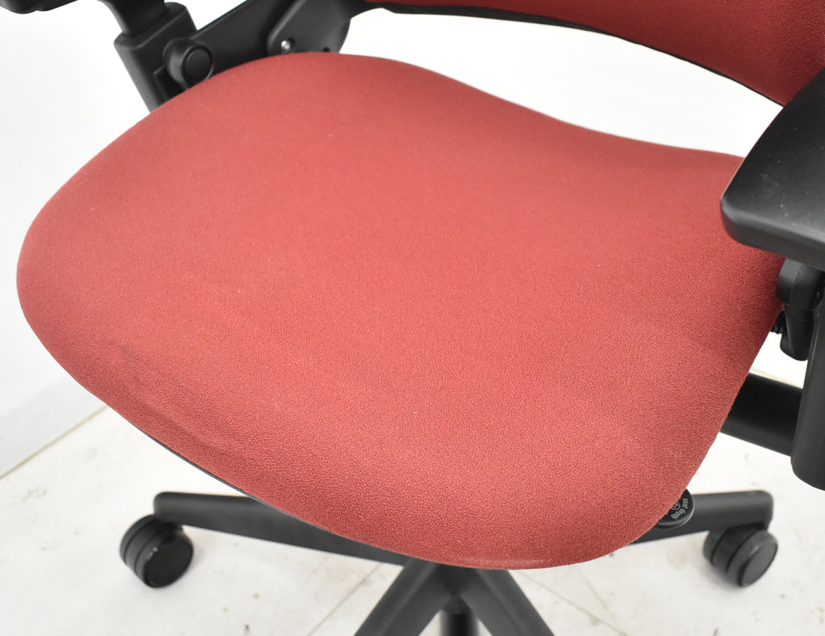 【中古】スチールケース　リープＶ２　可動肘　ランバーサポート　レッド　2025102703【中古オフィス家具】