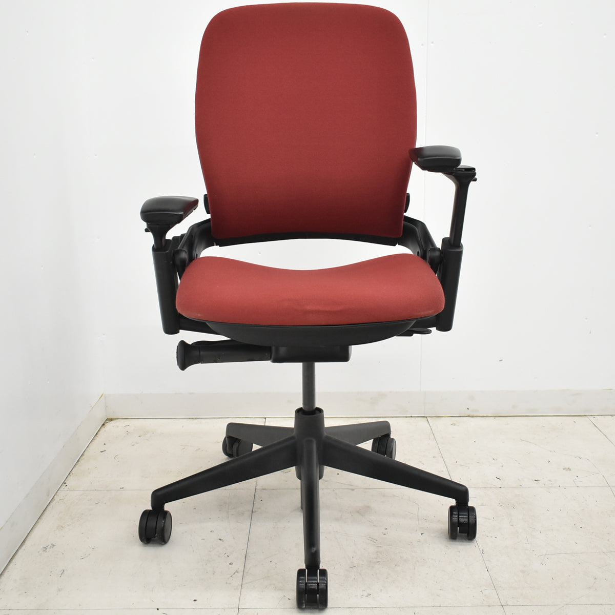 【中古】スチールケース　リープＶ２　可動肘　ランバーサポート　レッド　2025102703【中古オフィス家具】