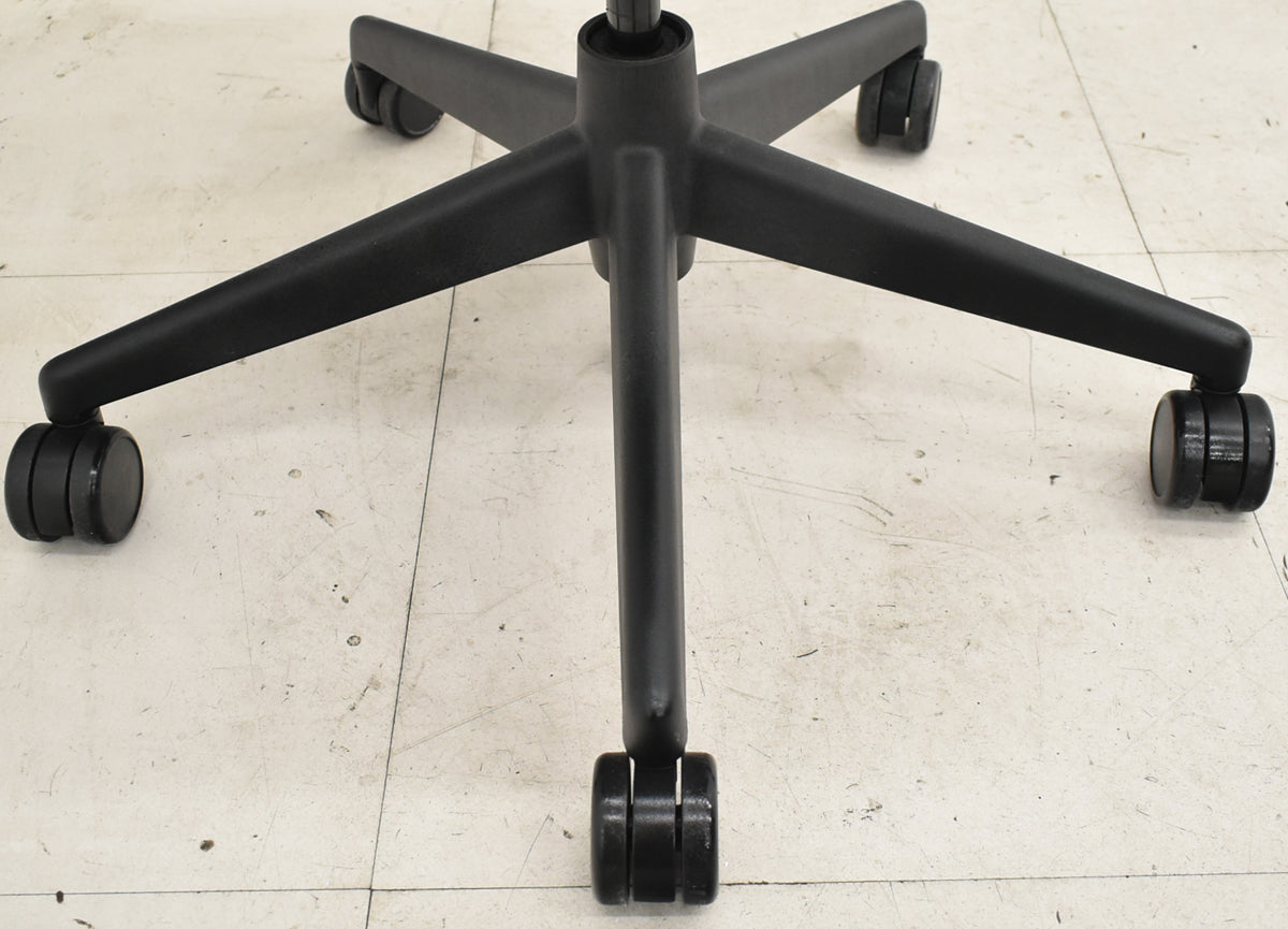 【中古】スチールケース　リープＶ２　可動肘　ランバーサポート　レッド　2025102703【中古オフィス家具】