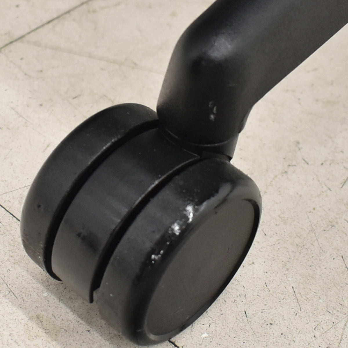 【中古】スチールケース　リープＶ２　可動肘　ランバーサポート　レッド　2025102703【中古オフィス家具】