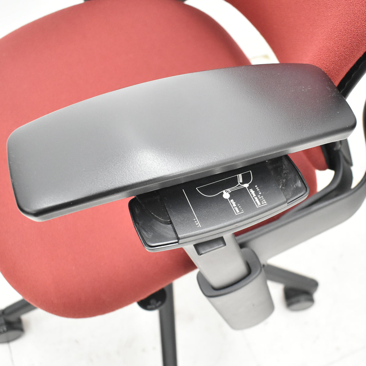 【中古】スチールケース　リープＶ２　可動肘　ランバーサポート　レッド　2025102703【中古オフィス家具】