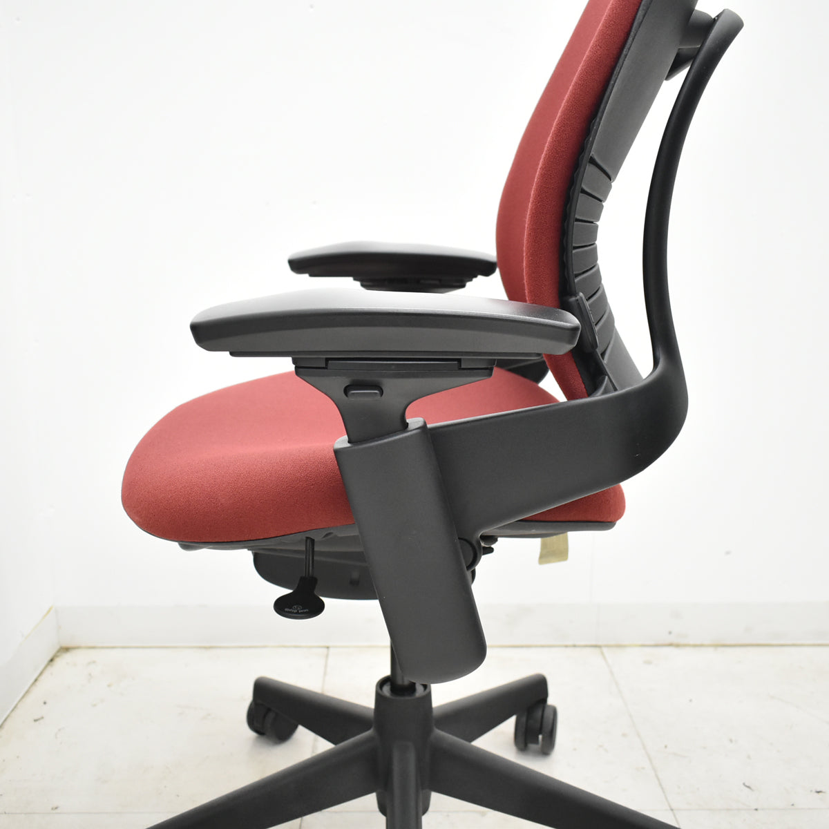 【中古】スチールケース　リープＶ２　可動肘　ランバーサポート　レッド　2025102703【中古オフィス家具】