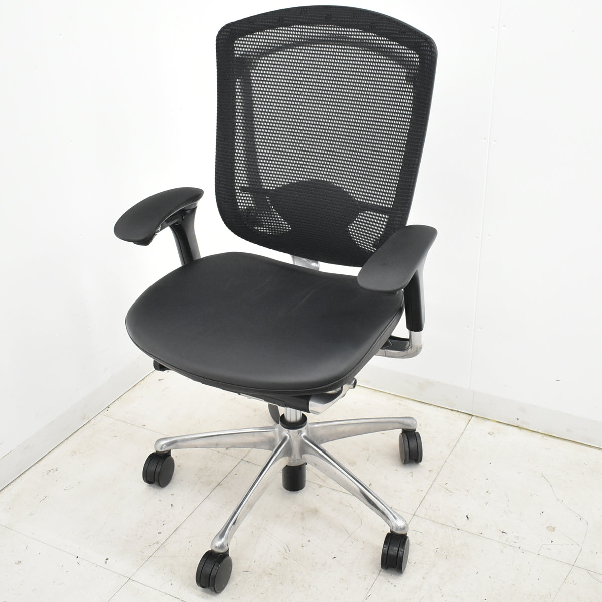 【中古】オカムラ　コンテッサ　可動肘　ランバーサポート　ポリッシュ　革張り　2025102706【中古オフィス家具】