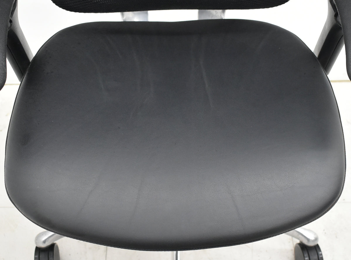 【中古】オカムラ　コンテッサ　可動肘　ランバーサポート　ポリッシュ　革張り　2025102706【中古オフィス家具】