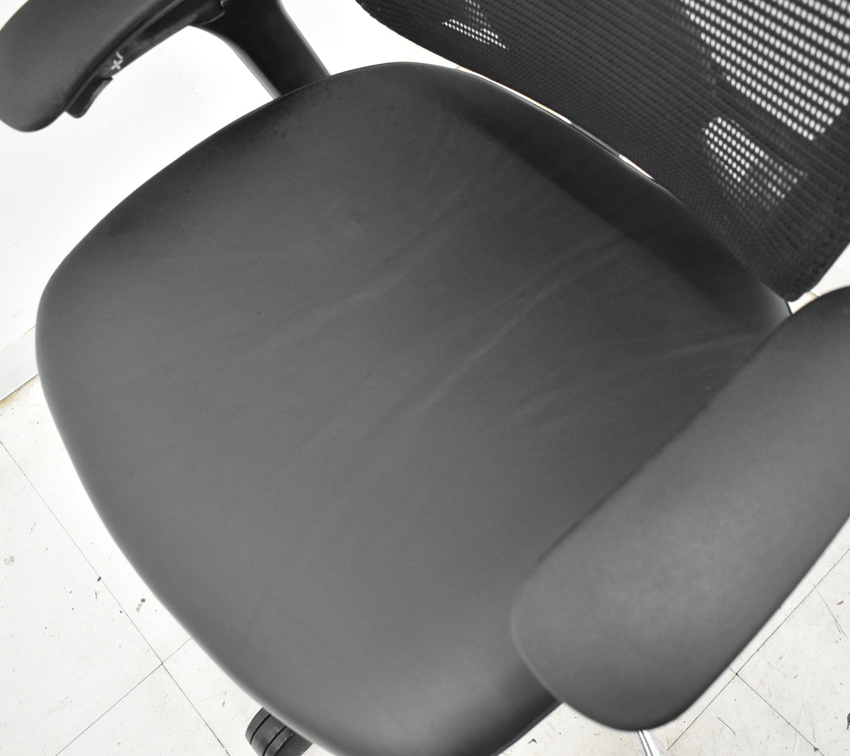 【中古】オカムラ　コンテッサ　可動肘　ランバーサポート　ポリッシュ　革張り　2025102706【中古オフィス家具】