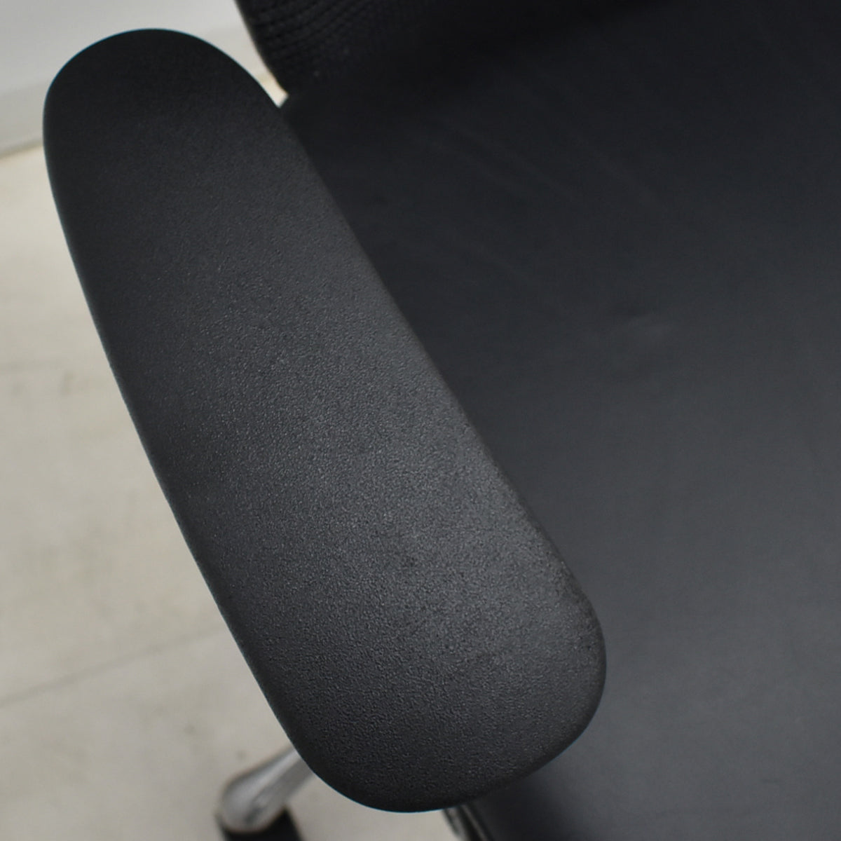 【中古】オカムラ　コンテッサ　可動肘　ランバーサポート　ポリッシュ　革張り　2025102706【中古オフィス家具】