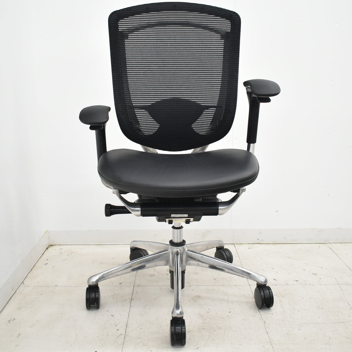 【中古】オカムラ　コンテッサ　可動肘　ランバーサポート　ポリッシュ　革張り　2025102706【中古オフィス家具】