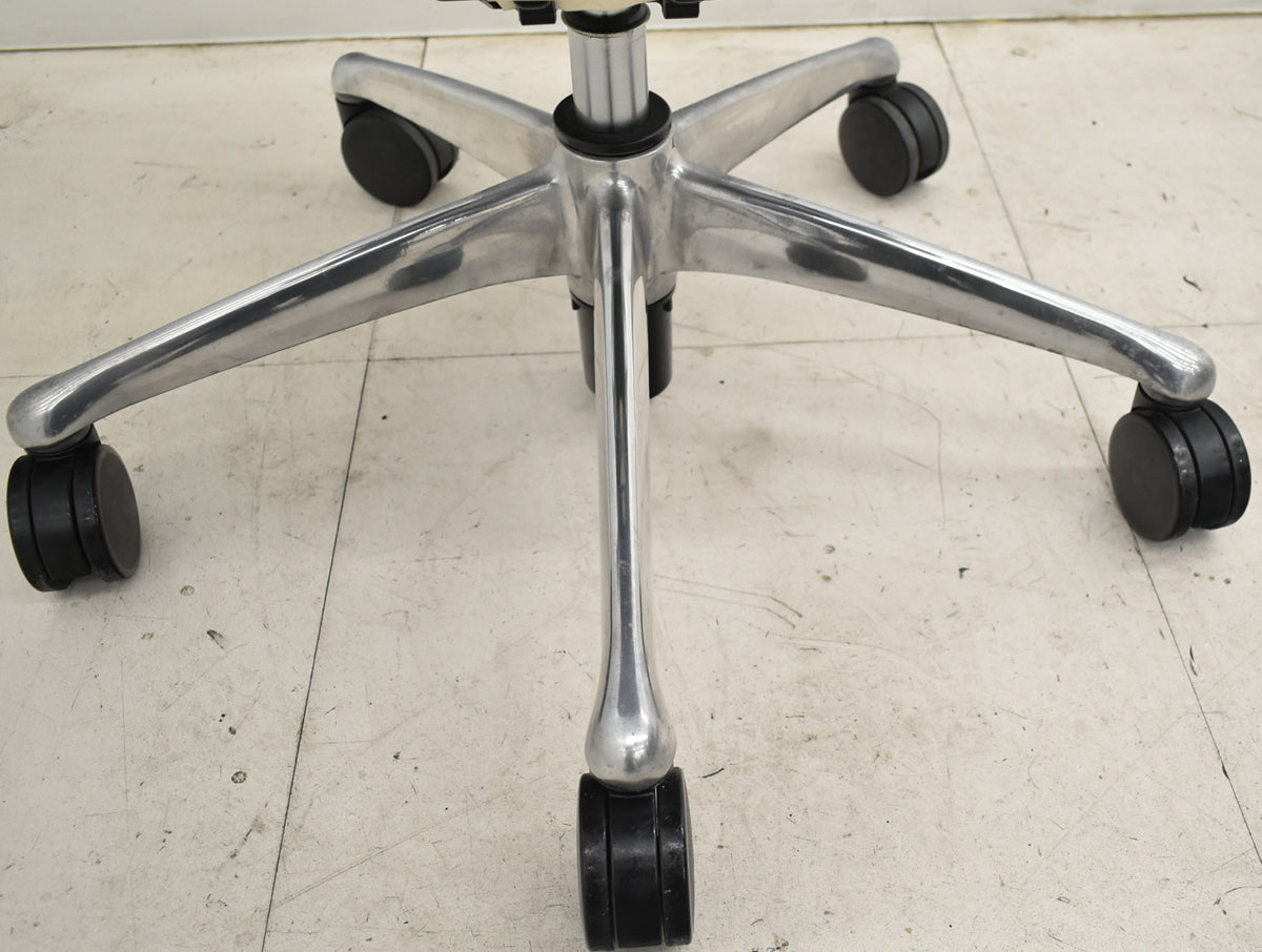 【中古】オカムラ　コンテッサ　可動肘　ランバーサポート　ポリッシュ　革張り　2025102706【中古オフィス家具】