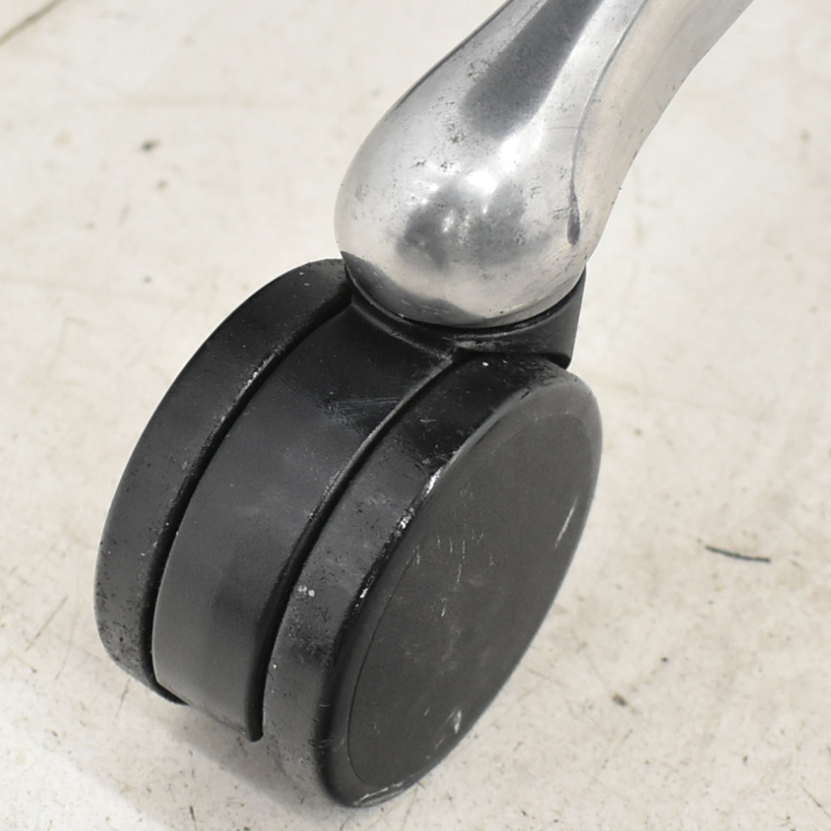 【中古】オカムラ　コンテッサ　可動肘　ランバーサポート　ポリッシュ　革張り　2025102706【中古オフィス家具】