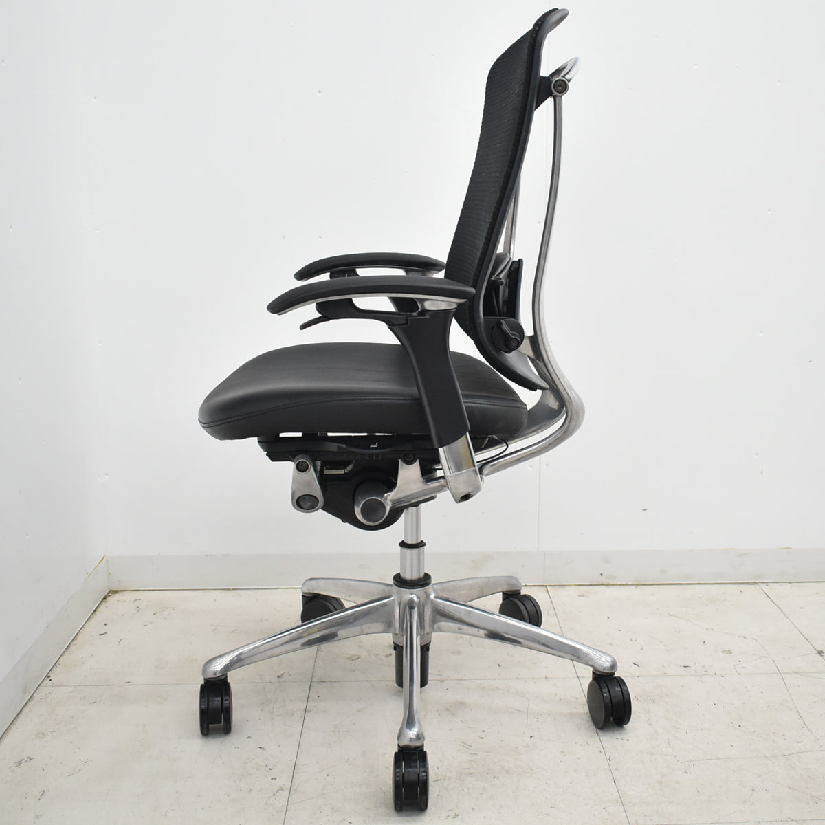 【中古】オカムラ　コンテッサ　可動肘　ランバーサポート　ポリッシュ　革張り　2025102706【中古オフィス家具】