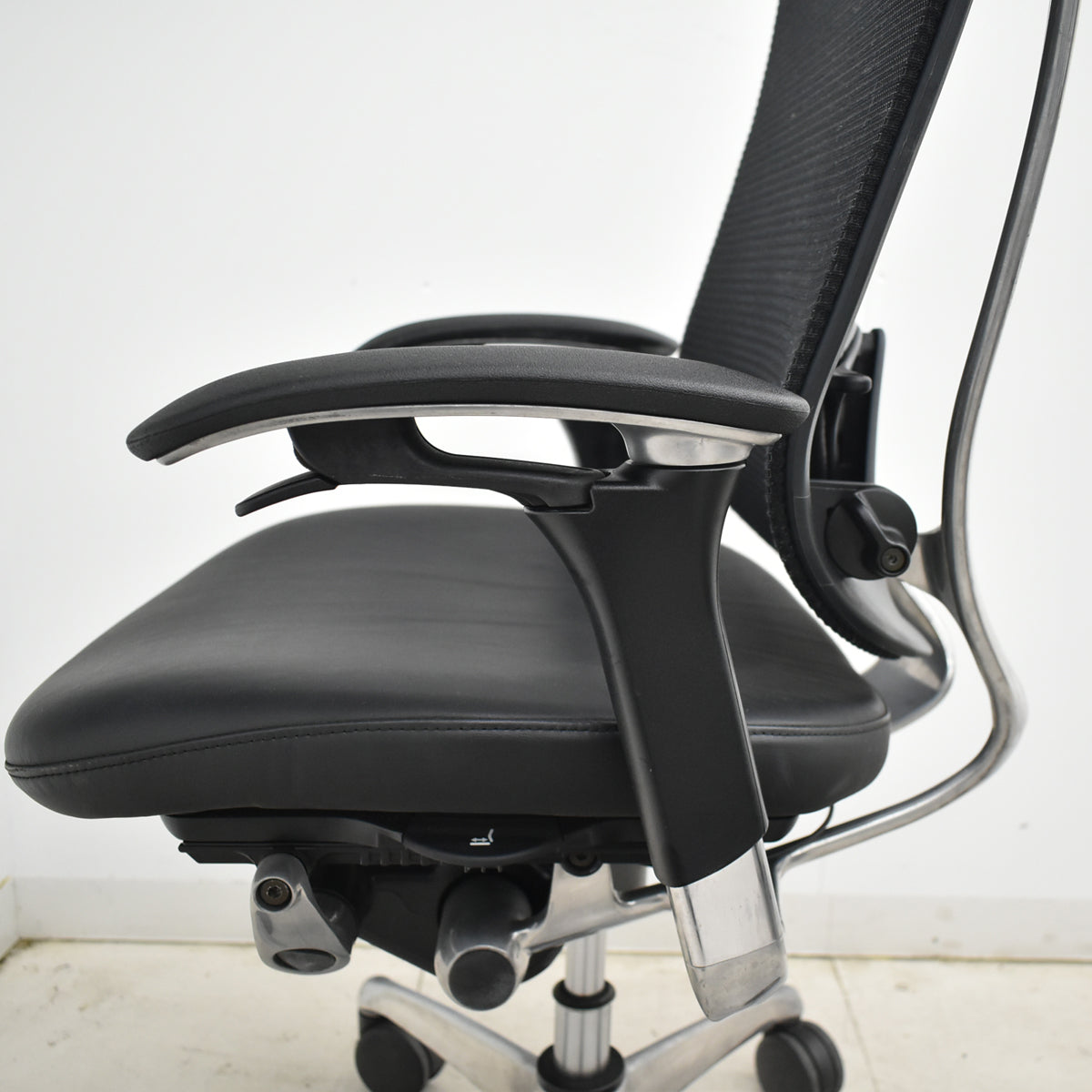 【中古】オカムラ　コンテッサ　可動肘　ランバーサポート　ポリッシュ　革張り　2025102706【中古オフィス家具】