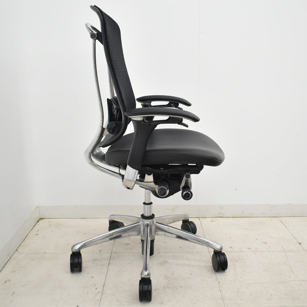 【中古】オカムラ　コンテッサ　可動肘　ランバーサポート　ポリッシュ　革張り　2025102706【中古オフィス家具】