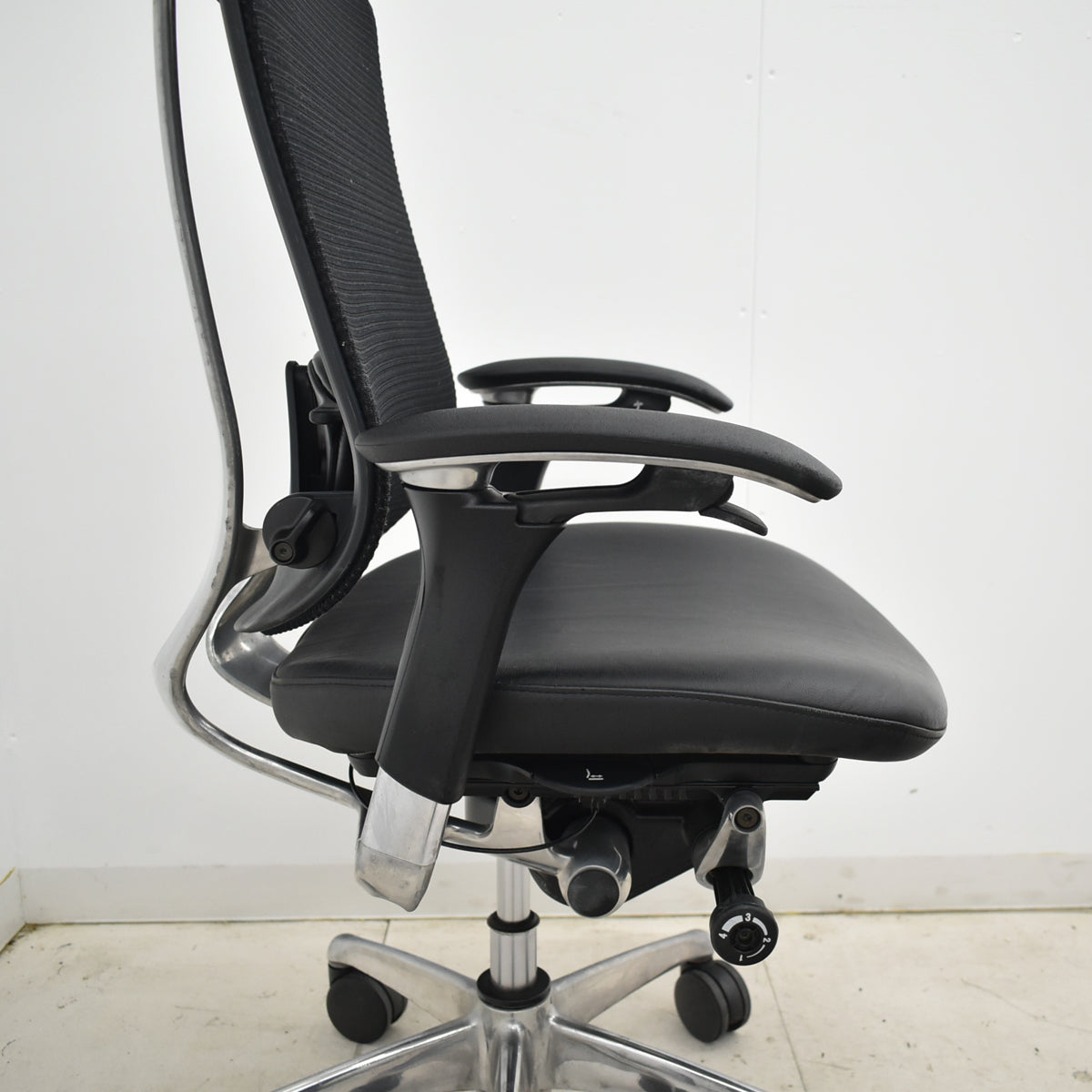 【中古】オカムラ　コンテッサ　可動肘　ランバーサポート　ポリッシュ　革張り　2025102706【中古オフィス家具】