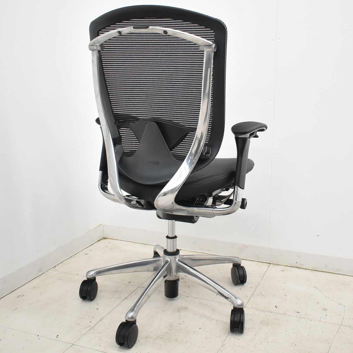 【中古】オカムラ　コンテッサ　可動肘　ランバーサポート　ポリッシュ　革張り　2025102706【中古オフィス家具】