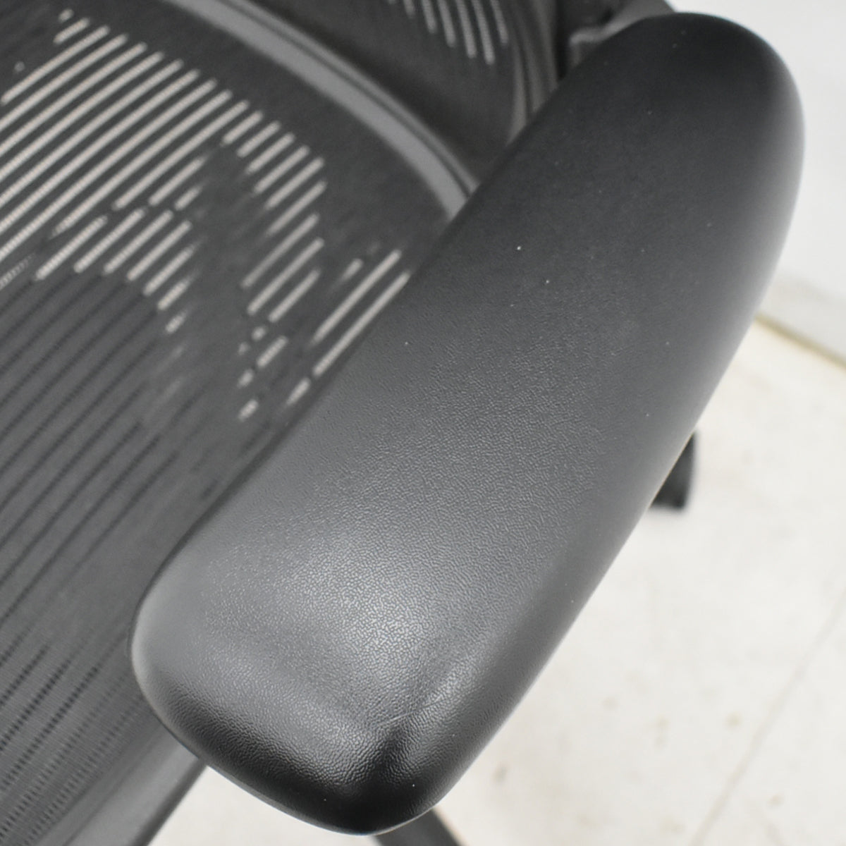 【中古】ハーマンミラー　アーロンチェア　Bサイズ　フル装備　ランバーサポート　昇降ガス新品交換済　2025102801【中古オフィス家具】