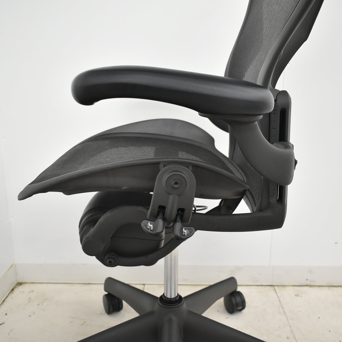 【中古】ハーマンミラー　アーロンチェア　Bサイズ　フル装備　ランバーサポート　昇降ガス新品交換済　2025102801【中古オフィス家具】