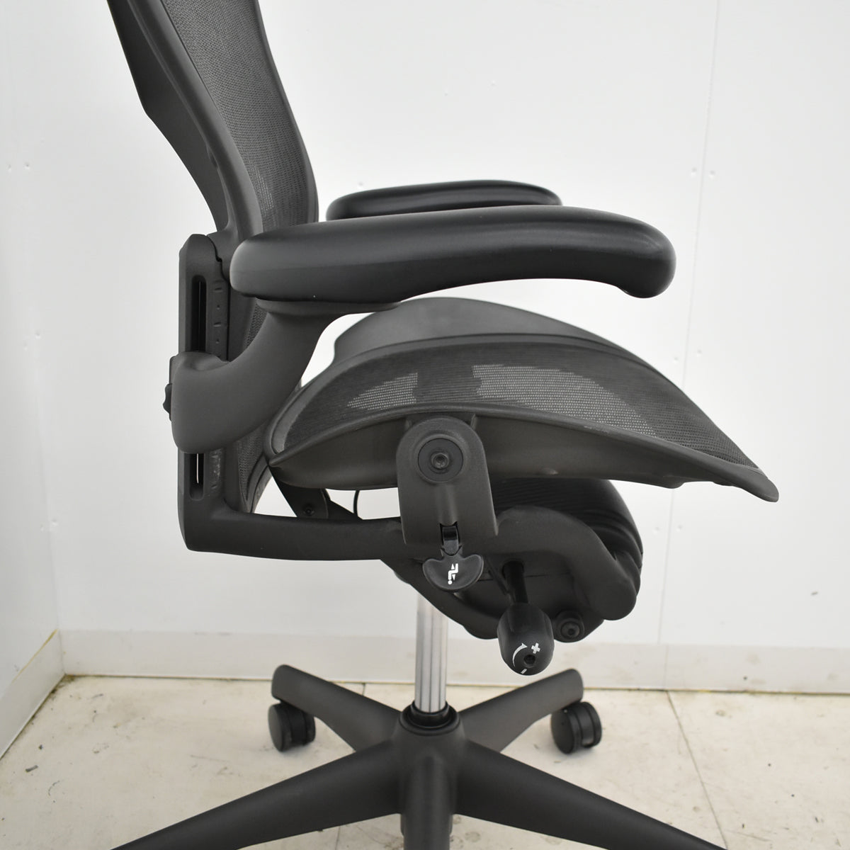 【中古】ハーマンミラー　アーロンチェア　Bサイズ　フル装備　ランバーサポート　昇降ガス新品交換済　2025102801【中古オフィス家具】