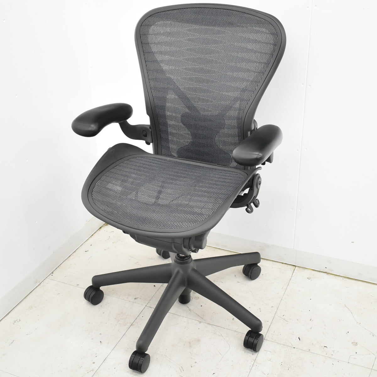【中古】ハーマンミラー　アーロンチェア　Bサイズ　フル装備　ポスチャーフィット　タキシードメッシュ　2025102802　【中古オフィス家具】