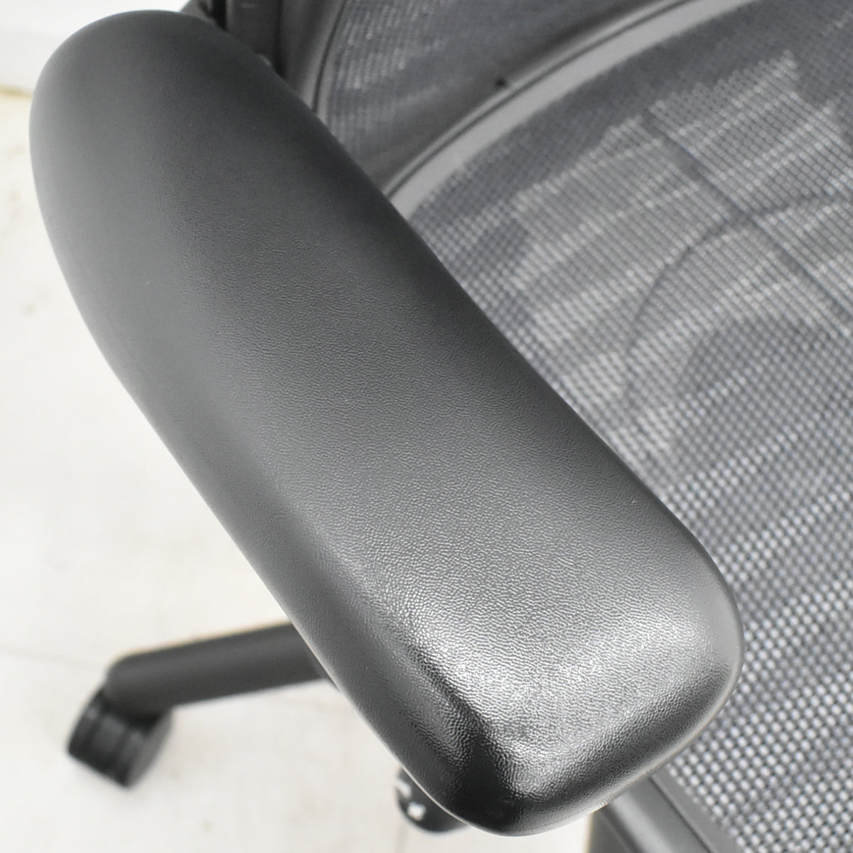 【中古】ハーマンミラー　アーロンチェア　Bサイズ　フル装備　ポスチャーフィット　タキシードメッシュ　2025102802　【中古オフィス家具】