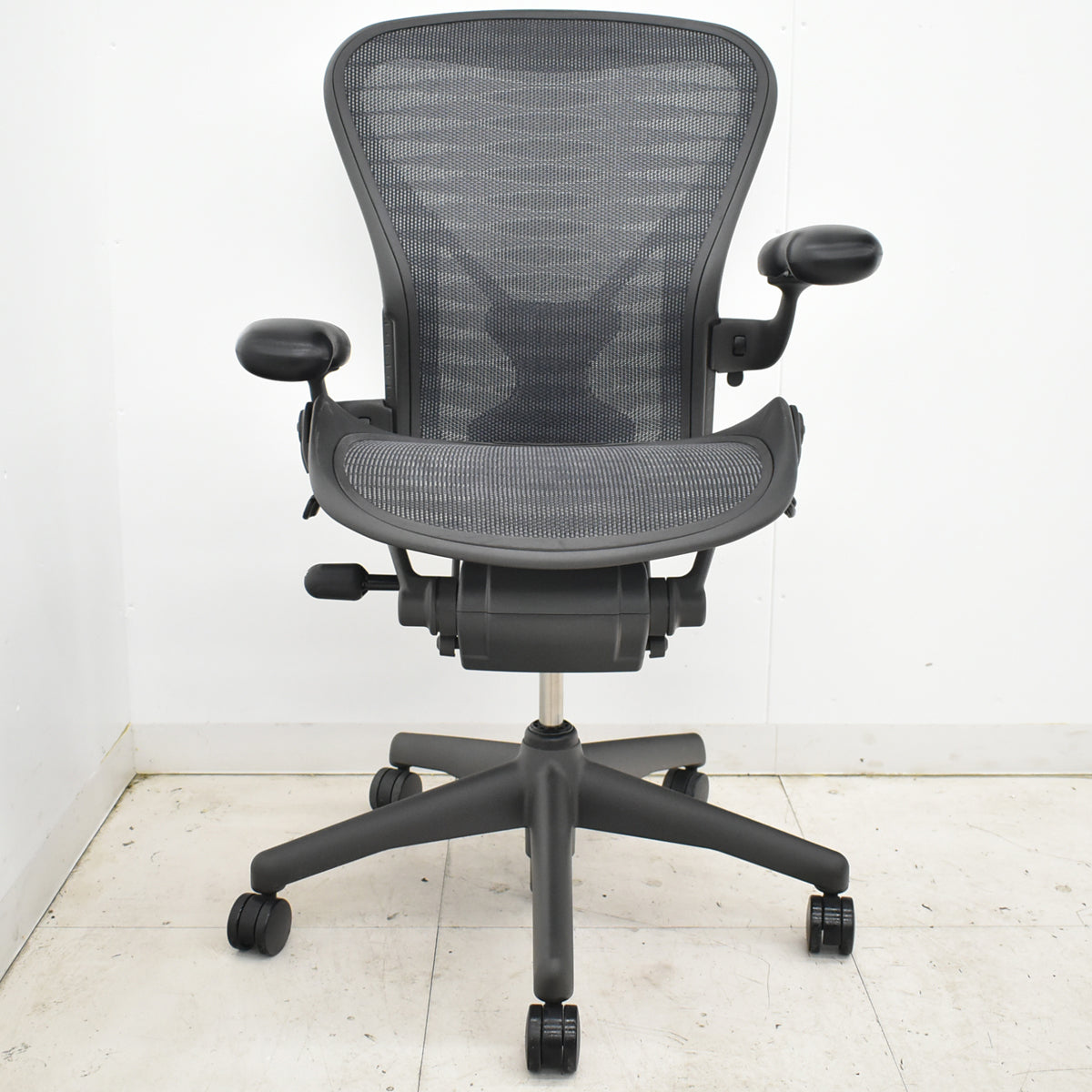 【中古】ハーマンミラー　アーロンチェア　Bサイズ　フル装備　ポスチャーフィット　タキシードメッシュ　2025102802　【中古オフィス家具】