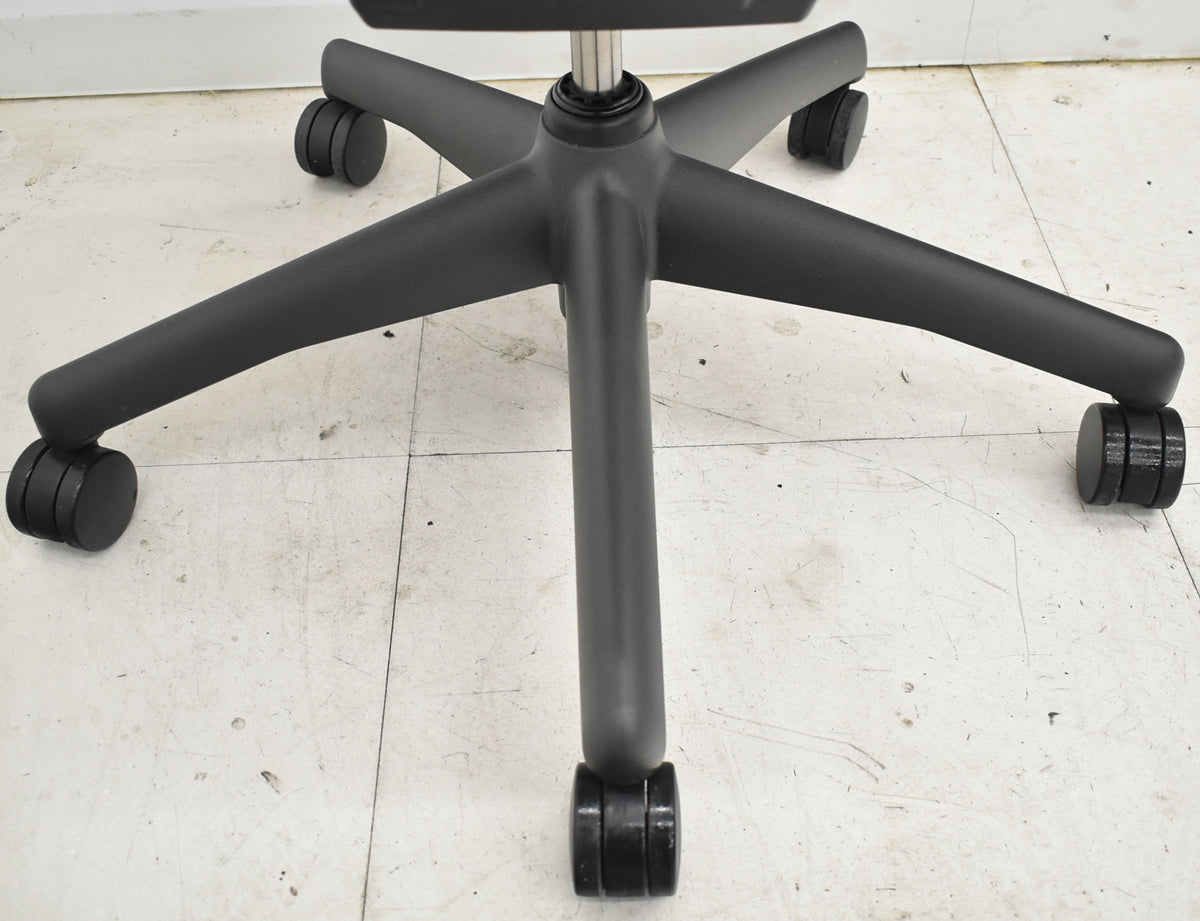 【中古】ハーマンミラー　アーロンチェア　Bサイズ　フル装備　ポスチャーフィット　タキシードメッシュ　2025102802　【中古オフィス家具】