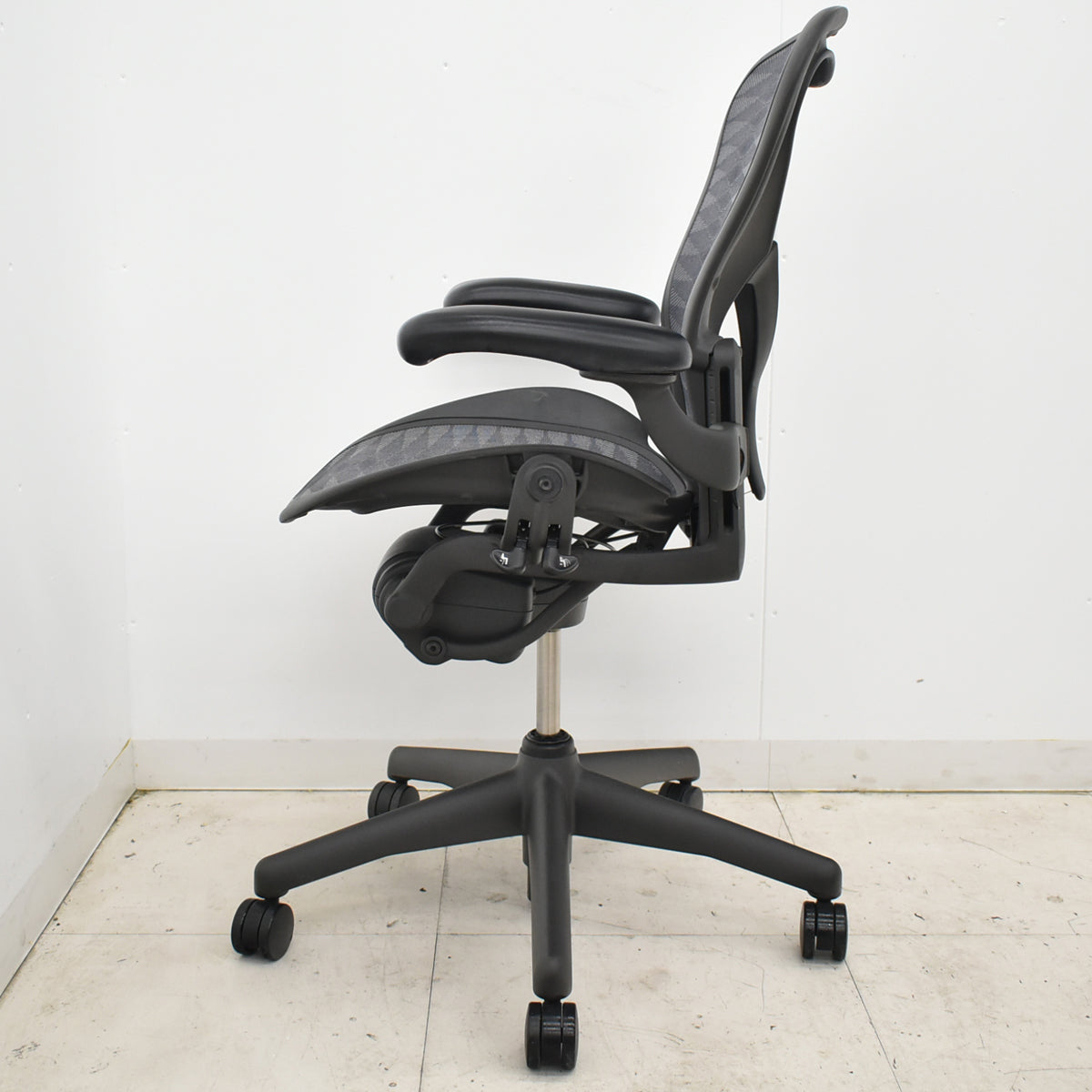 【中古】ハーマンミラー　アーロンチェア　Bサイズ　フル装備　ポスチャーフィット　タキシードメッシュ　2025102802　【中古オフィス家具】