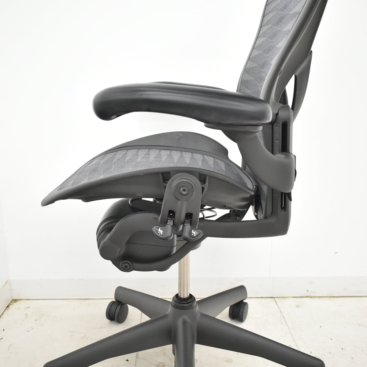 【中古】ハーマンミラー　アーロンチェア　Bサイズ　フル装備　ポスチャーフィット　タキシードメッシュ　2025102802　【中古オフィス家具】