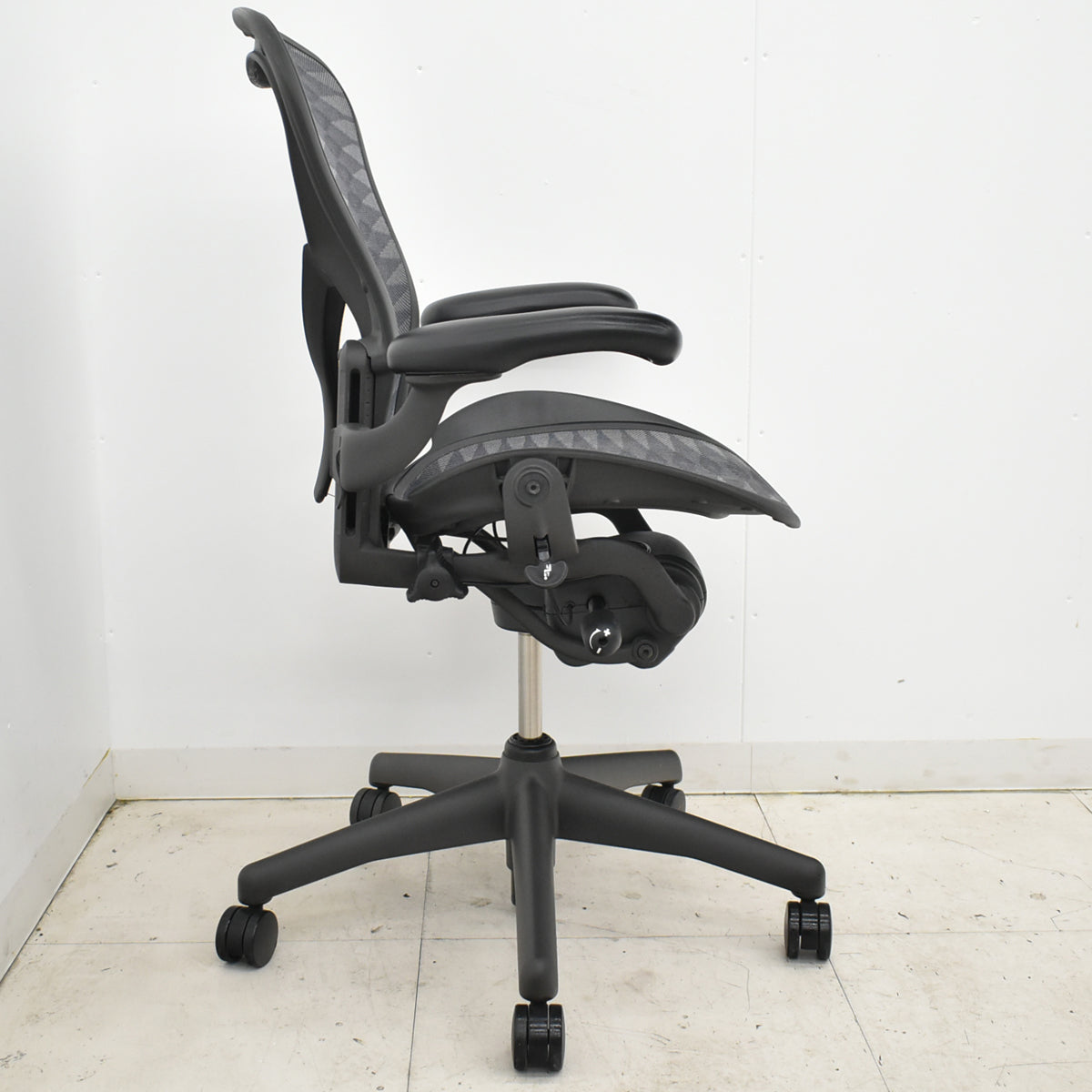 【中古】ハーマンミラー　アーロンチェア　Bサイズ　フル装備　ポスチャーフィット　タキシードメッシュ　2025102802　【中古オフィス家具】