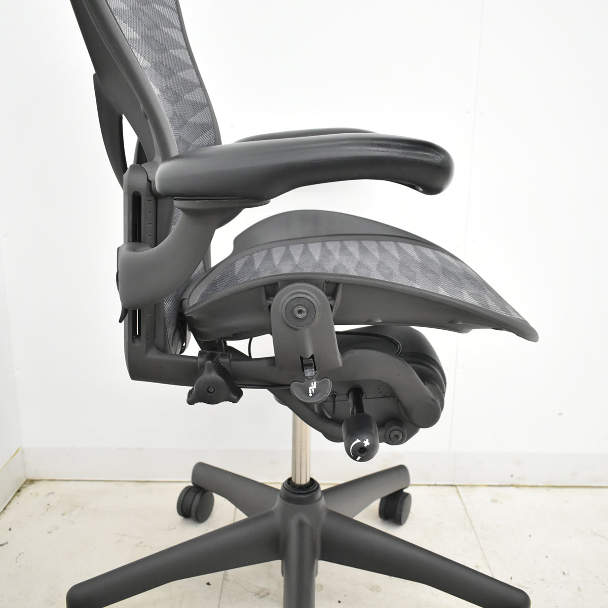 【中古】ハーマンミラー　アーロンチェア　Bサイズ　フル装備　ポスチャーフィット　タキシードメッシュ　2025102802　【中古オフィス家具】