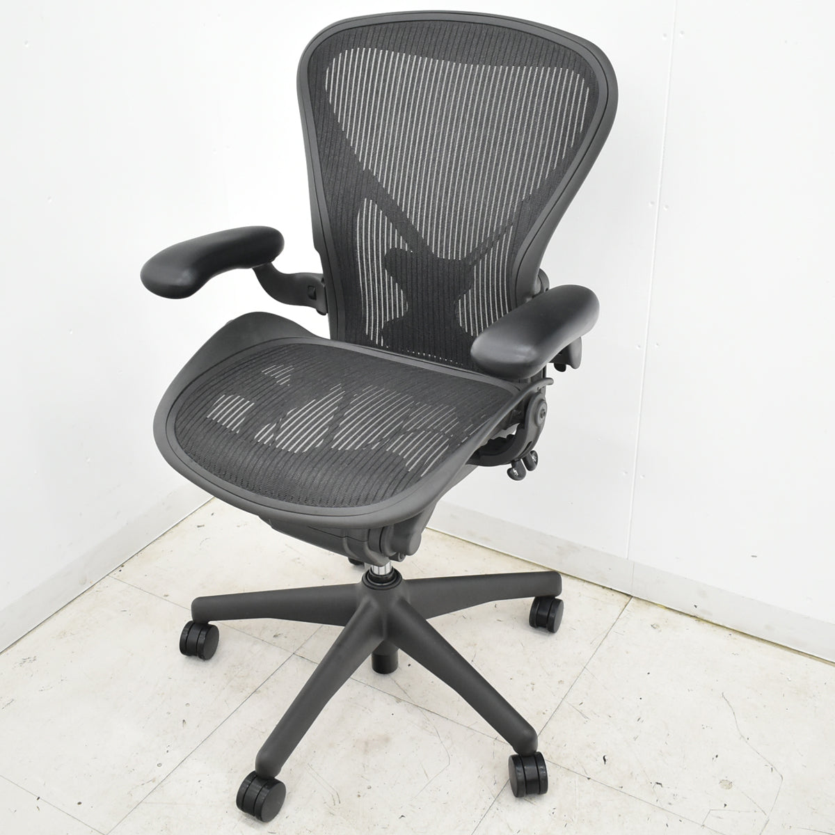 【中古】ハーマンミラー　アーロンチェア　Bサイズ　フル装備　ポスチャーフィット　肘レバータイプ　昇降ガス新品交換済　2025102803【中古オフィス家具】