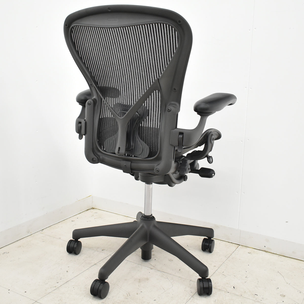 【中古】ハーマンミラー　アーロンチェア　Bサイズ　フル装備　ポスチャーフィット　肘レバータイプ　昇降ガス新品交換済　2025102803【中古オフィス家具】