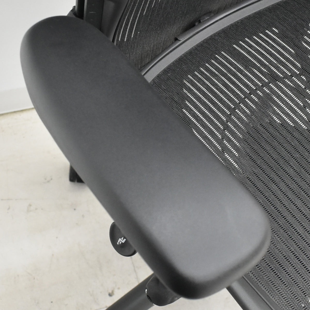 【中古】ハーマンミラー　アーロンチェア　Bサイズ　フル装備　ポスチャーフィット　肘レバータイプ（肘パッド新型）　2025102804【中古オフィス家具】