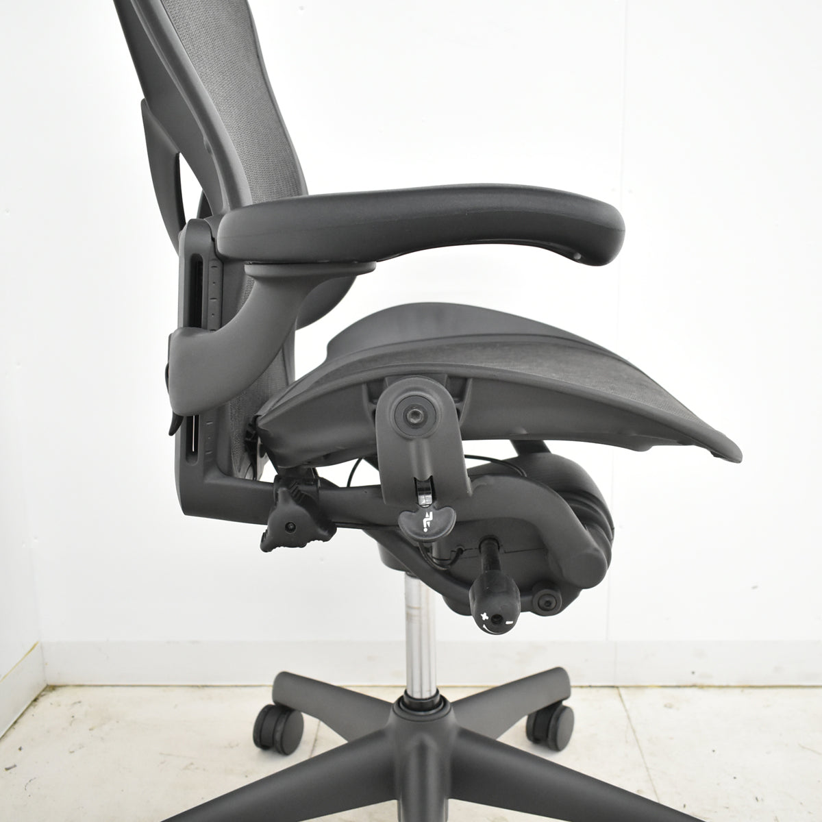 【中古】ハーマンミラー　アーロンチェア　Bサイズ　フル装備　ポスチャーフィット　肘レバータイプ（肘パッド新型）　2025102804【中古オフィス家具】