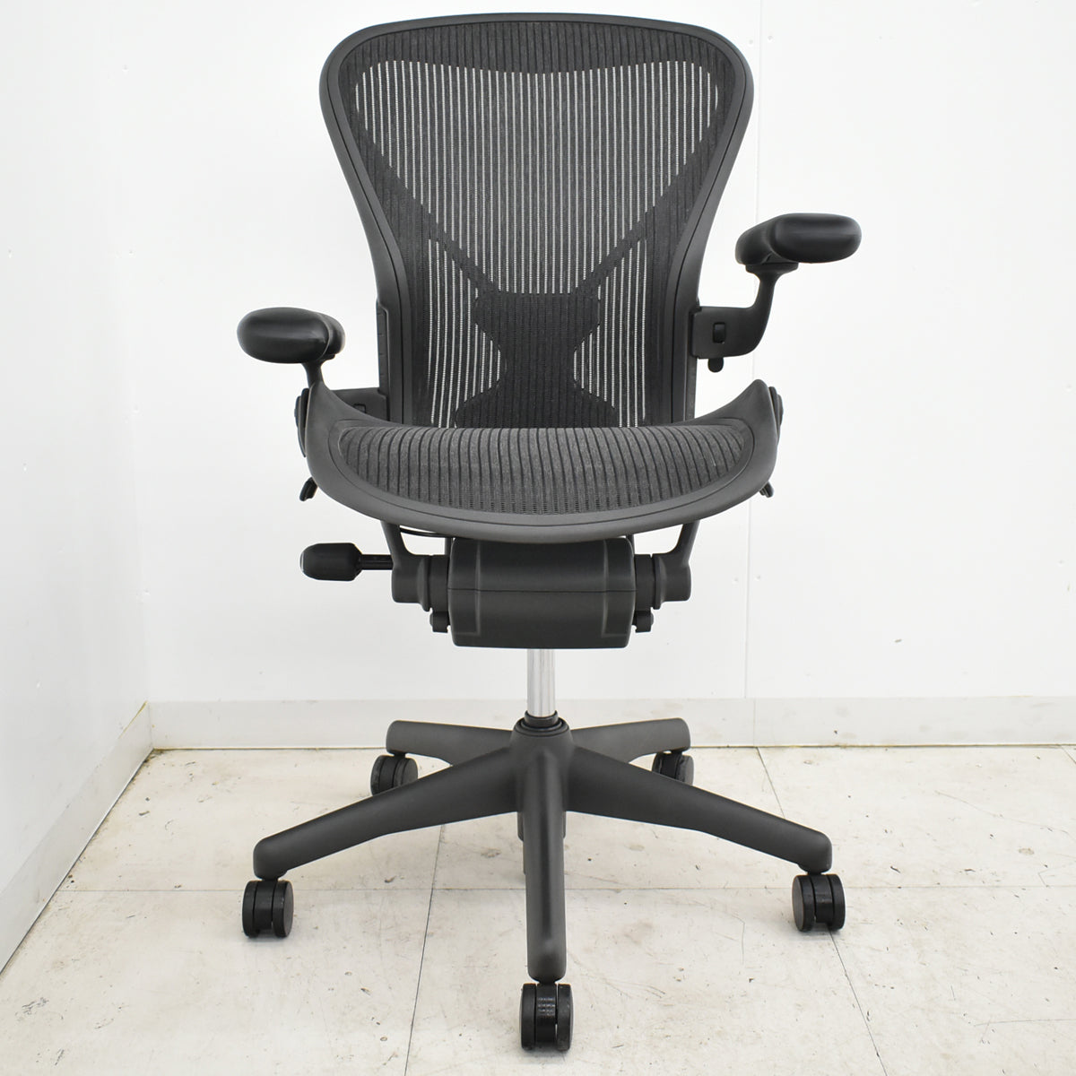 【中古】ハーマンミラー　アーロンチェア　Bサイズ　フル装備　ポスチャーフィット　昇降ガス新品交換済　2025102805【中古オフィス家具】