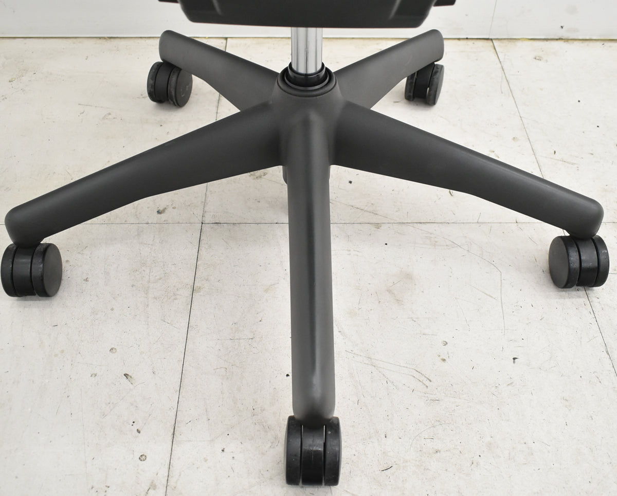 【中古】ハーマンミラー　アーロンチェア　Bサイズ　フル装備　ポスチャーフィット　昇降ガス新品交換済　2025102805【中古オフィス家具】