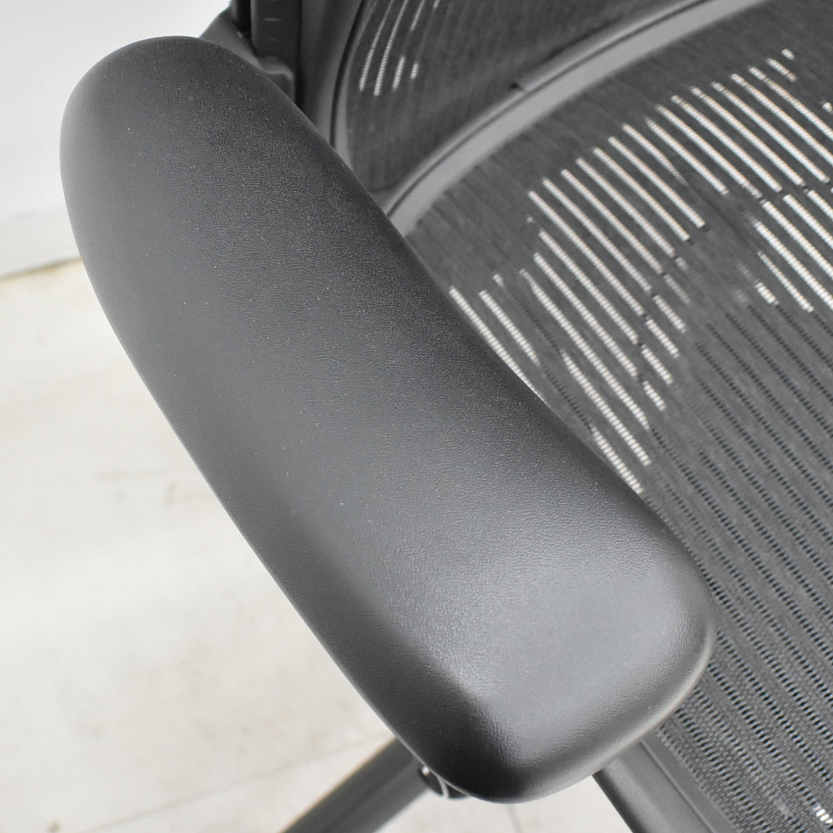 【中古】ハーマンミラー　アーロンチェア　Bサイズ　フル装備　ポスチャーフィット　昇降ガス新品交換済　2025102805【中古オフィス家具】