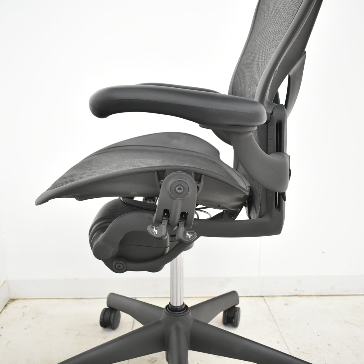 【中古】ハーマンミラー　アーロンチェア　Bサイズ　フル装備　ポスチャーフィット　昇降ガス新品交換済　2025102805【中古オフィス家具】