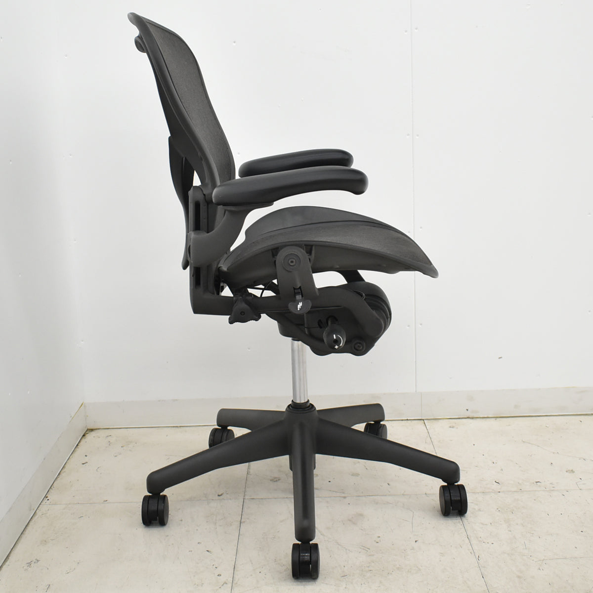 【中古】ハーマンミラー　アーロンチェア　Bサイズ　フル装備　ポスチャーフィット　昇降ガス新品交換済　2025102805【中古オフィス家具】