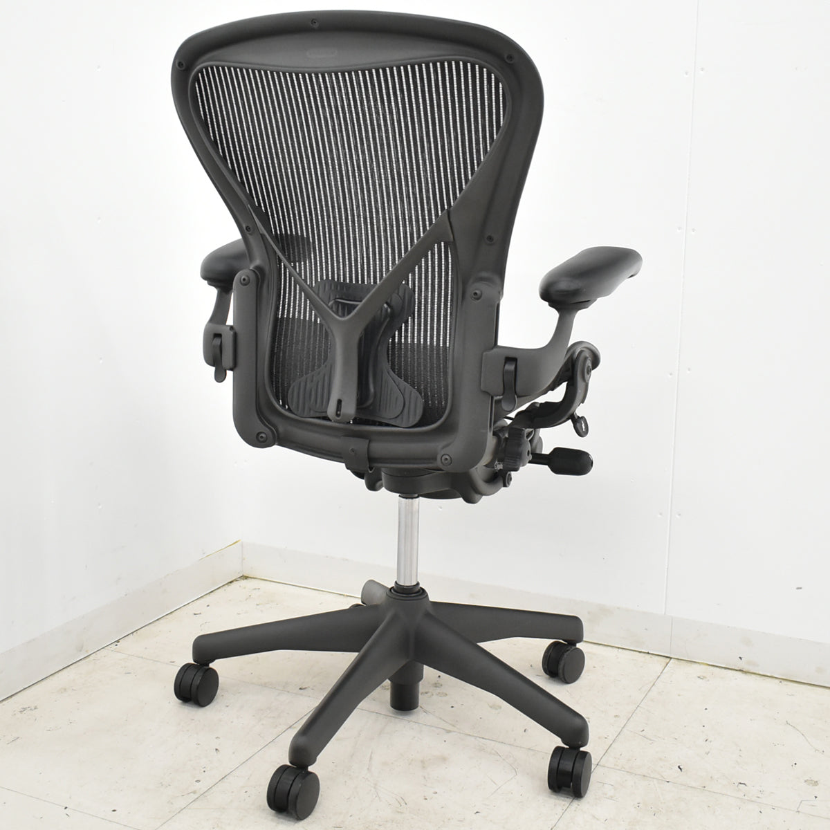 【中古】ハーマンミラー　アーロンチェア　Bサイズ　フル装備　ポスチャーフィット　昇降ガス新品交換済　2025102805【中古オフィス家具】