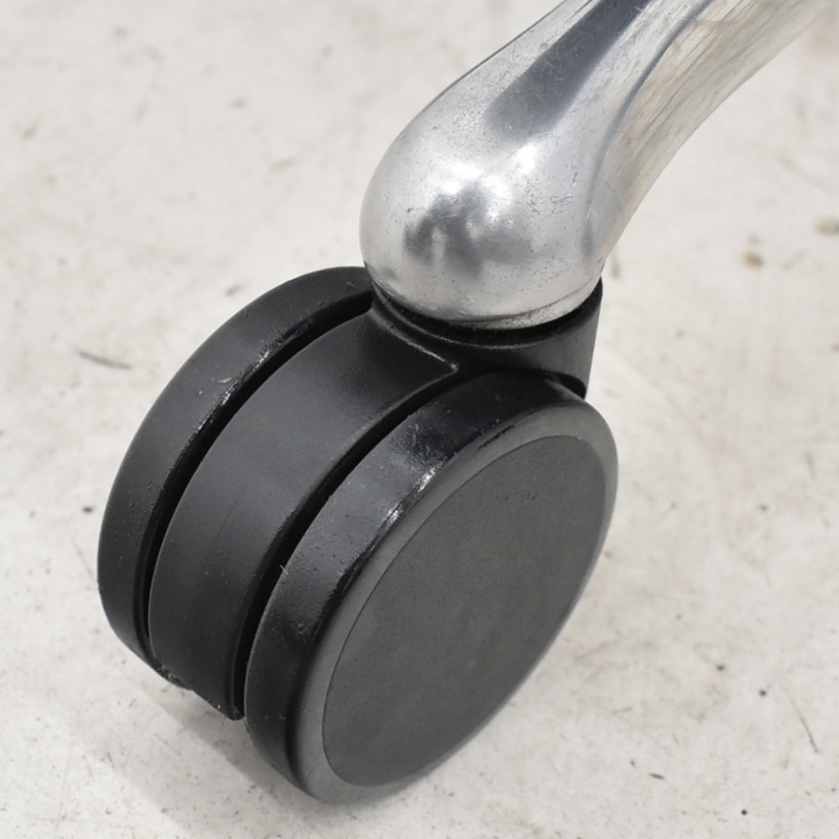 【中古】オカムラ　コンテッサ　可動肘（肘パッド新品）ランバーサポート　ポリッシュ　2025102902【中古オフィス家具】